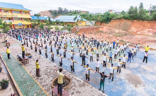 Image for article Batam, Endonezya: Kampüslerdeki Öğrenciler ve Öğretmenler Falun Dafa'yı Kucakladılar