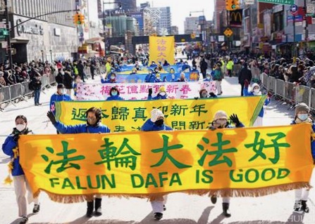 Image for article Flushing, New York: Seyirciler Falun Dafa Uygulayıcılarının Çin Yeni Yılı Geçit Töreni'ne Katılımına Hayran Kaldılar
