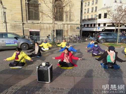 Image for article Paris: İnsanlar Çin'deki Zulme Karşı Falun Dafa Uygulayıcılarını Desteklemek İçin Dilekçe İmzaladı