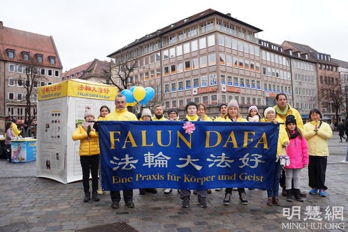 Image for article Almanya: Frankonya'daki Uygulayıcılar İnsanlara Falun Dafa'yı Anlattı ve Shifu'ya Mutlu Bir Çin Yeni Yılı Dilediler