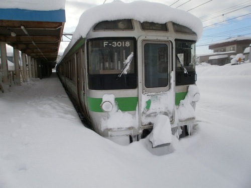 Image for article Şiddetli Soğuk Hava Ansızın Japonya'yı Vurdu, Sapporo'da Rekor Kıran Kar Yağışı Trenlerin Durmasına Neden Oldu