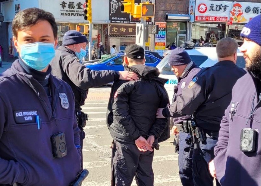 Image for article Flushing, New York: Şüpheli Kişi Tutuklandı, Falun Gong Stantlarına Saldırmaktan Ağır Suçlamalarla Karşı Karşıya
