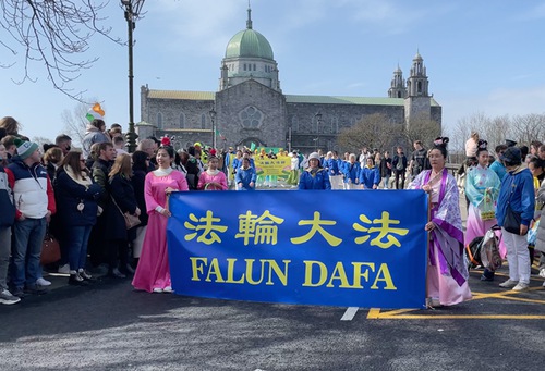 Image for article İrlanda: Falun Dafa Grubu Galway'deki Aziz Patrick Günü Geçit Törenine Katıldı