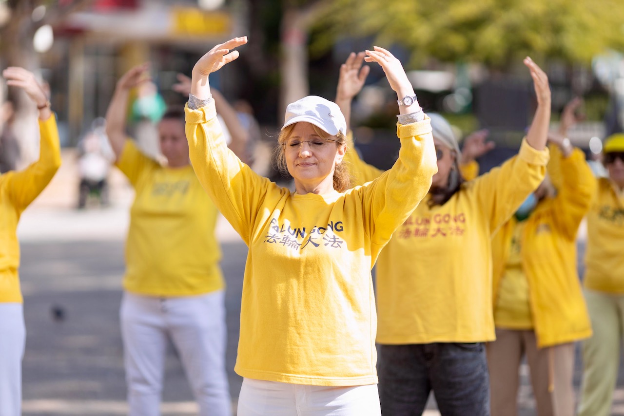 Image for article İsrail: Ramat Gan'daki Cuma Alışverişçileri Falun Dafa hakkında Bilgi Edindi