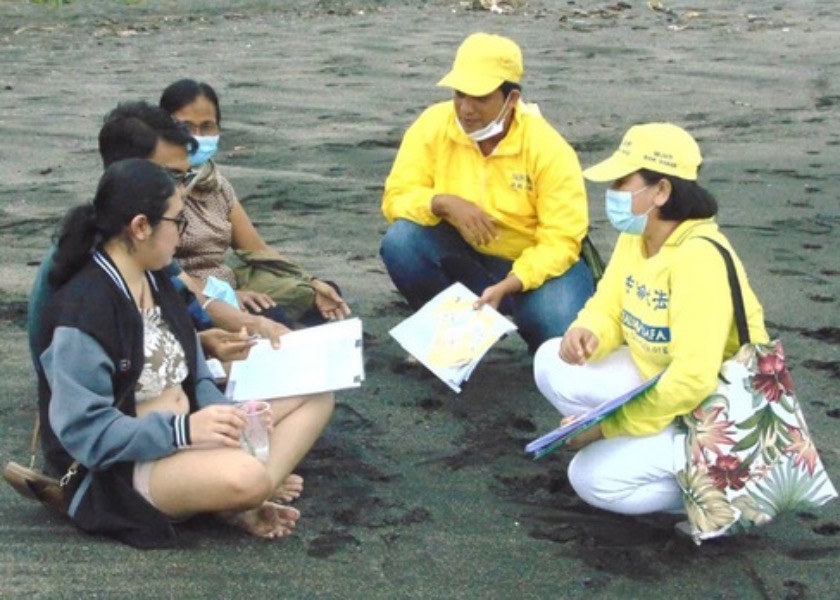 Image for article Endonezya: Bali'deki Sahil Müdavimleri Falun Gong Uygulayıcılarının Çin'deki Zulmün Sona Erdirilmesi Dilekçesini Desteklediler