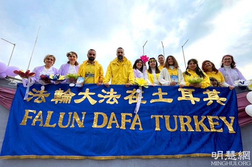 Image for article Türkiye: Falun Dafa Türkiye’nin Tek Karnaval ve Geçit Töreni Olan Portakal Çiçeği Festivalinde Büyük İlgi Gördü 