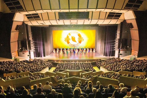 Image for article Shen Yun'un “Kutsal Enerjisi” Avustralya, Avrupa ve Kuzey Amerika'daki Tiyatro Seyircilerini Kendinden Geçirtti 
