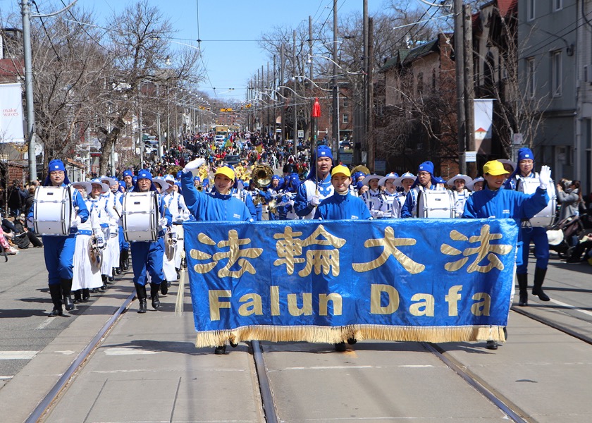 Image for article Toronto, Kanada: Falun Dafa Paskalya Geçit Töreninde Parladı