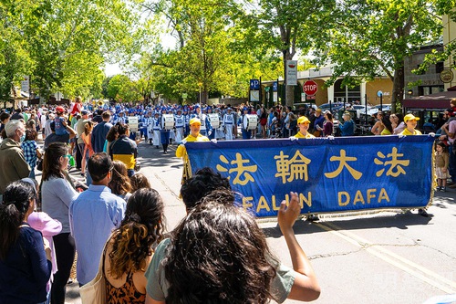 Image for article Kaliforniya: Falun Dafa UC Davis Piknik Günü Geçit Töreninde Kalplere Dokundu