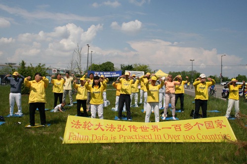 Image for article Fransa: Falun Gong Uygulayıcıları Avrupa Parlamentosu Önünde Zulme Karşı Farkındalık Yarattı