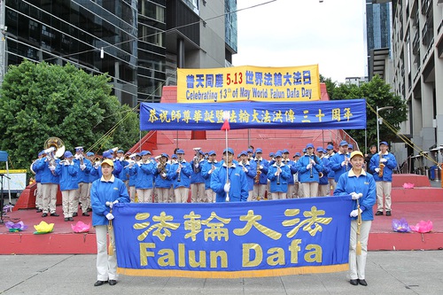 Image for article Avustralya: Saygın Kişiler Dünya Falun Dafa Günü'nü ve Shifu'nun Doğum Gününü Kutlamak İçin Melbourne'daki Kutlamalara Katıldılar