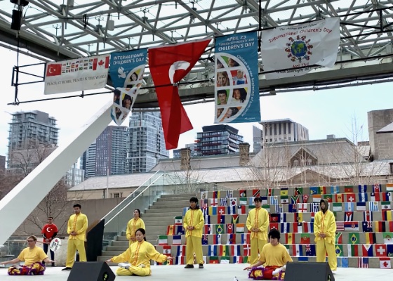 Image for article Kanada: İnsanlar Toronto'daki Uluslararası Çocuk Bayramında Falun Dafa'dan Fayda Görüyor