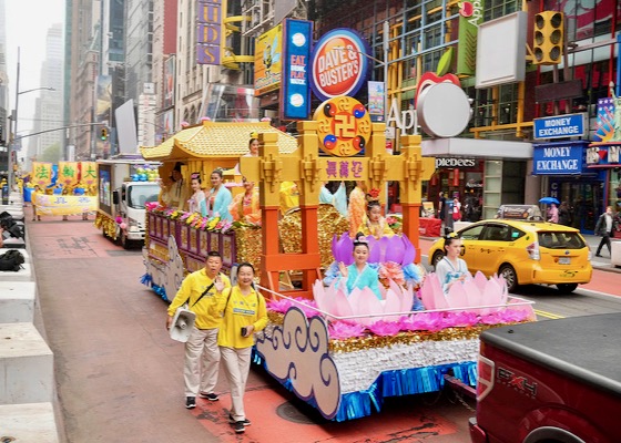 Image for article New York: Manhattan'da Düzenlenen Büyük Geçit Töreniyle Dünya Falun Dafa Günü Kutlandı