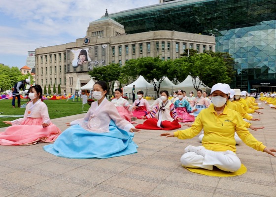 Image for article Güney Kore: Uygulayıcılar Dünya Falun Dafa Günü Onuruna Gün Boyu Kutlamalar Düzenlediler