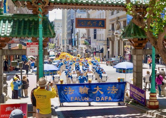 Image for article San Francisco: Uygulayıcılar Dünya Falun Dafa Günü'nü Kutladılar ve Shifu'ya Minnettarlıklarını Dile Getirdiler