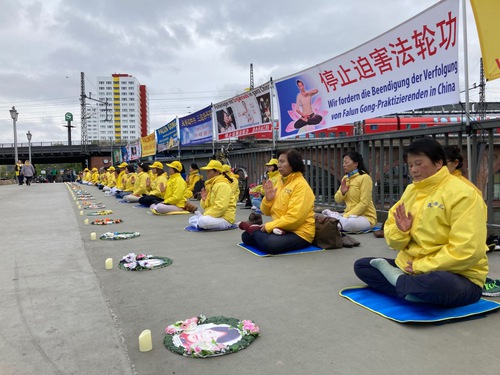 Image for article Almanya: Falun Dafa Uygulayıcıları 25 Nisan Temyizini Anmak İçin Çin Büyükelçiliği ve Konsolosluklarının Önünde Mitingler Düzenledi