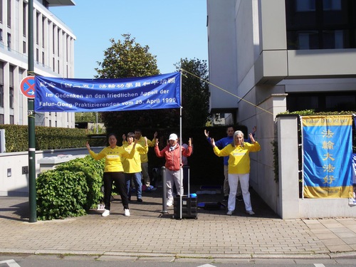 Image for article  Almanya, Düsseldorf: Falun Dafa Uygulayıcıları Çin Konsolosluğu Önünde Zulme Son Verilmesi İçin Çağrıda Bulundular