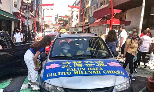 Image for article Sao Paulo, Brezilya: Uygulayıcılar Falun Dafa Hakkında Farkındalığı Artırıyor