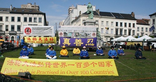 Image for article Brüksel: Turistler, Avrupa Parlamentosu Dışında Yapılan Etkinlikte Falun Dafa'ya Karşı Acımasız Zulmü Kınadı