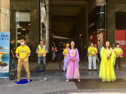 Image for article İtalya: Uygulayıcılar Milano'da İnsanlara Falun Dafa'yı Anlattı ve Shifu'ya Mutlu Yıllar Dilediler