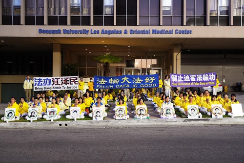 Image for article Los Angeles: Falun Dafa Uygulayıcıları 25 Nisan Temyizini Anmak İçin Çin Konsolosluğu Dışında Mum Işığı Nöbeti Düzenlediler