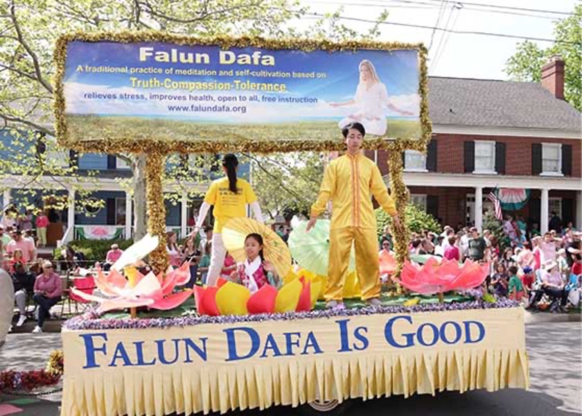 Image for article Winchester, Virginia: Shenandoah Elma Çiçeği Festivali Geçit Töreninde İnsanlar Falun Dafa'yı Öğrendi