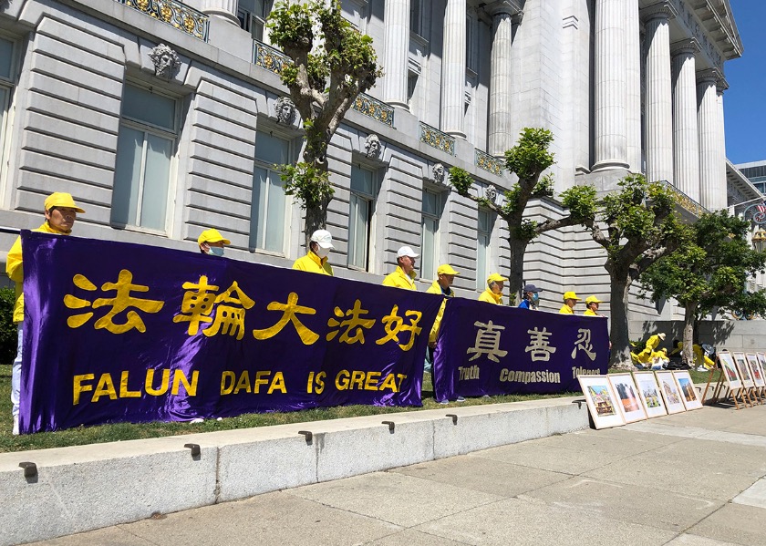 Image for article San Francisco, Kaliforniya: Uygulayıcılar Belediye Binası Önünde Falun Dafa'yı Tanıtmak İçin Etkinlik Düzenlediler