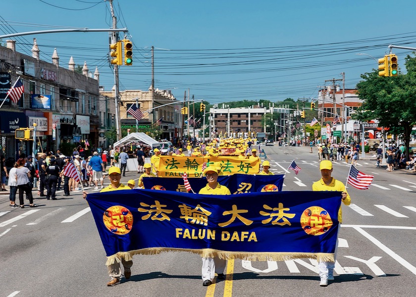 Image for article New York: Falun Dafa Uygulayıcıları Long Island'daki Anma Günü Geçit Töreninde Işık Saçtılar