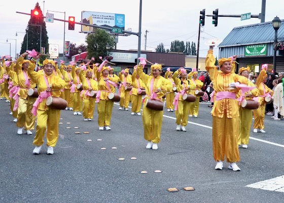 Image for article Seattle: Falun Dafa Uygulayıcıları Marysville Çilek Festivali'ne Katıldı