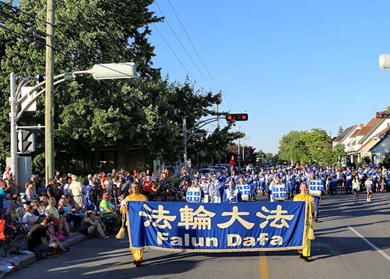 Image for article Kanada: Falun Dafa Uygulayıcıları Quebec'teki Tatil Geçit Töreninde İyi Karşılandı