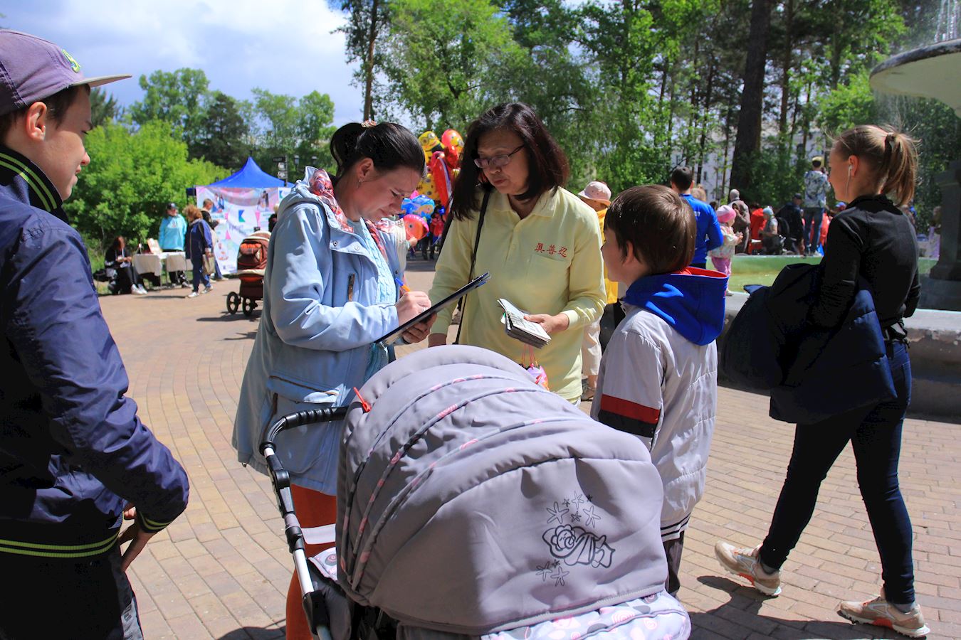 Image for article Rusya: Angarsk Şehir Günü Kutlaması Sırasında Falun Dafa Tanıtımı