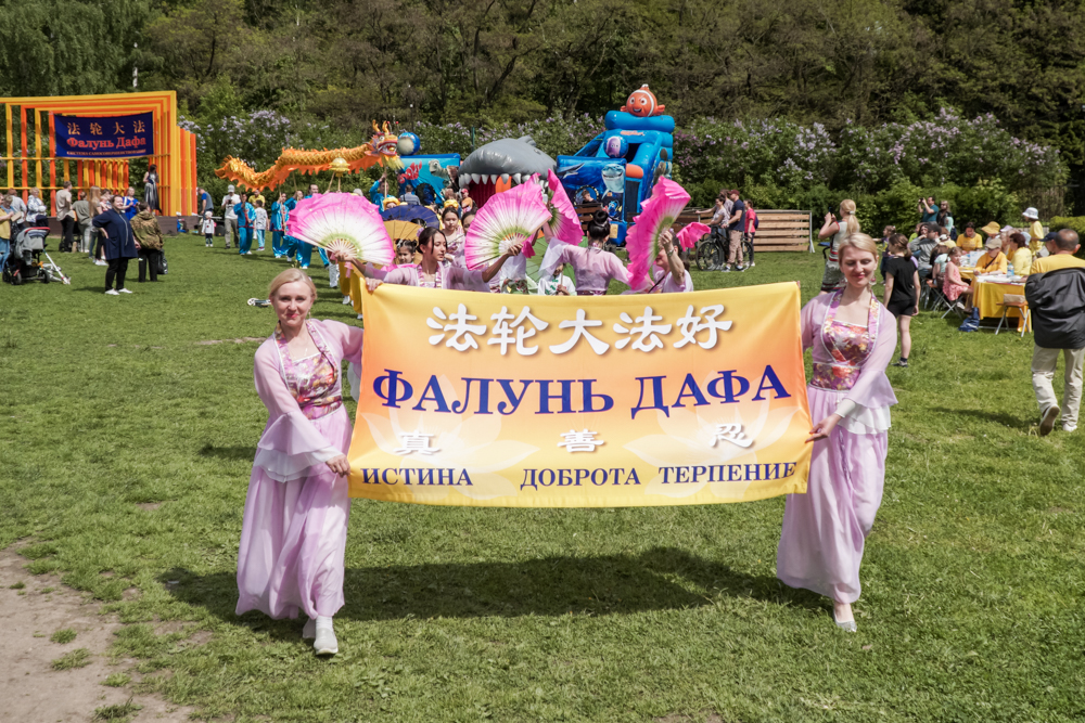 Image for article Rusya: Uygulayıcılar Falun Dafa'yı Tanıtmak İçin Moskova'da Etkinlik Düzenlediler