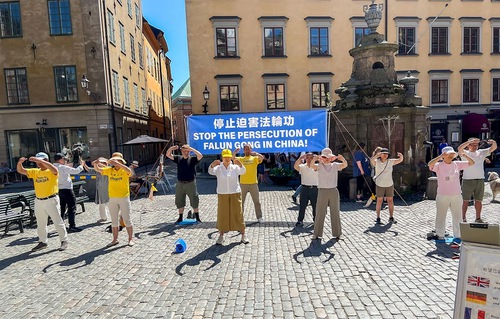 Image for article İsveç: Yaz Ortası Festivalinde Falun Dafa'nın Tanıtımı Yapıldı