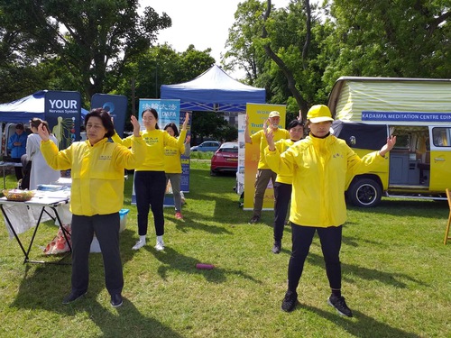 Image for article İskoçya: Edinburgh Çayır Festivalinde Falun Dafa Tanıtıldı