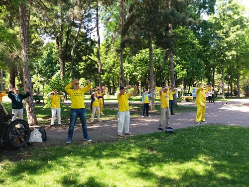 Image for article Moldova: Uygulayıcılar Dünya Falun Dafa Gününü Kutlamak İçin Faaliyetler Düzenlediler