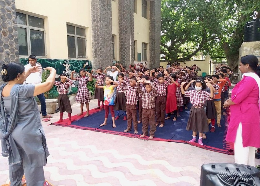 Image for article Delhi, Hindistan: Okul Çocukları Falun Dafa Egzersizlerini Öğrenmekten Keyif Aldı