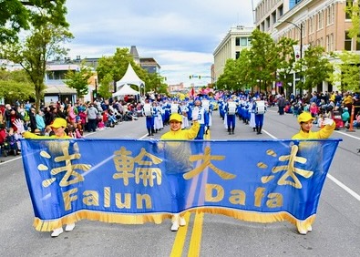 Image for article Kanada: Uygulayıcılar Britanya Kolumbiyası'ndaki Victoria Günü Geçit Töreninde Falun Dafa'nın Görkemini Sergilediler