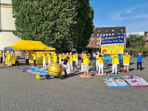 Image for article Almanya: Birkaç Şehirde Dünya Falun Dafa Günü Kutlamaları Düzenlendi