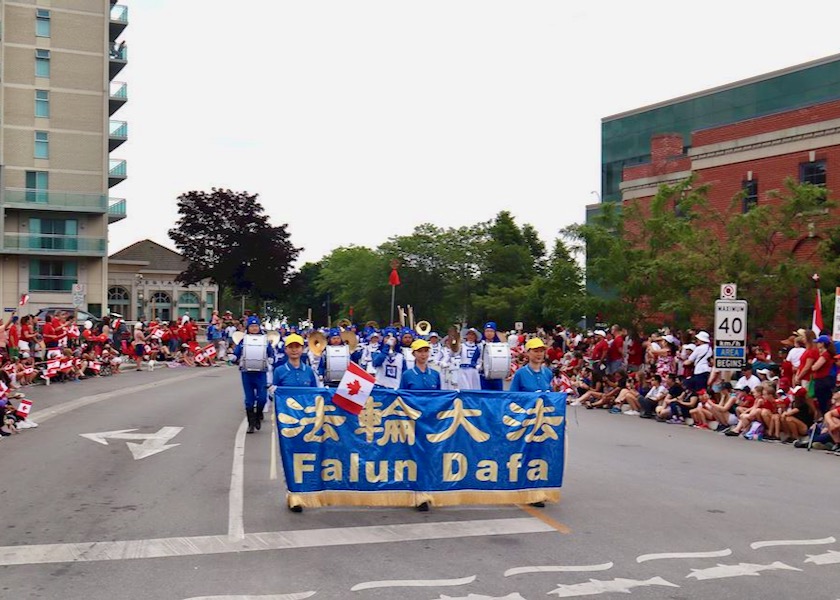 Image for article Toronto, Kanada: Falun Dafa, Kanada Günü Geçit Töreninde Tezahüratlarla Karşılandı