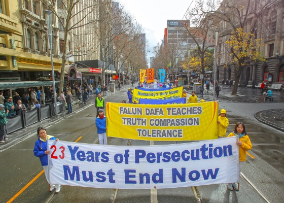 Image for article Melbourne, Avustralya: ÇKP'nin 23 Yıldır Sürdürdüğü Falun Gong Zulmünü Protesto Eden Yürüyüş Halkı Etkiledi