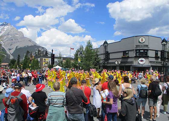 Image for article Banff, Alberta: Falun Dafa Bel Davulcuları Kanada Günü Kutlamalarında Büyük Çıkış Yaptı