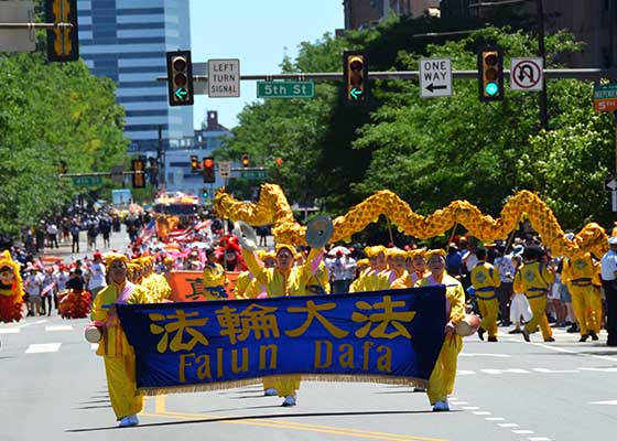 Image for article Philadelphia, ABD: İnsanlar İki Bağımsızlık Günü Geçit Töreninde Falun Dafa'yı Övdü