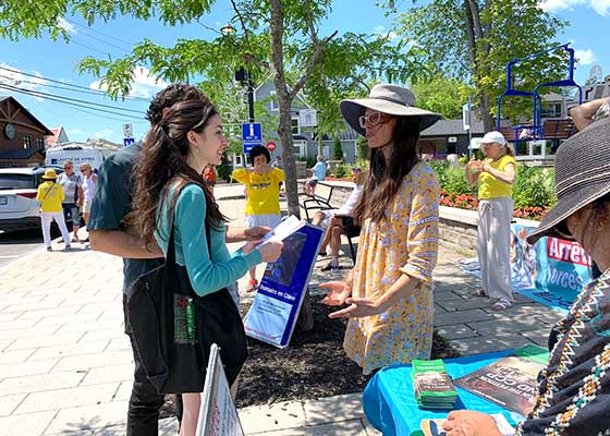 Image for article Quebec, Kanada: İnsanlar Popüler Turistik Yerde Düzenlenen Etkinlik Sırasında Falun Dafa'ya Minnettarlıklarını İfade Ettiler
