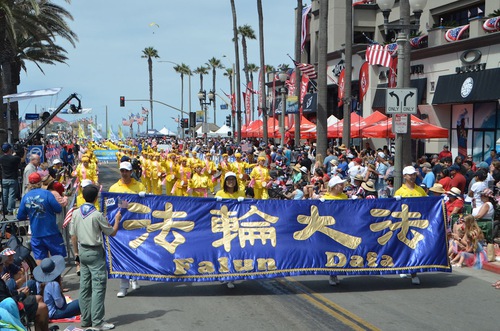 Image for article Huntington Sahili, California: Bağımsızlık Günü Geçit Töreni TV Canlı Yayını Sırasında Falun Dafa “Parlak ve Enerji Dolu” Diyerek Övüldü