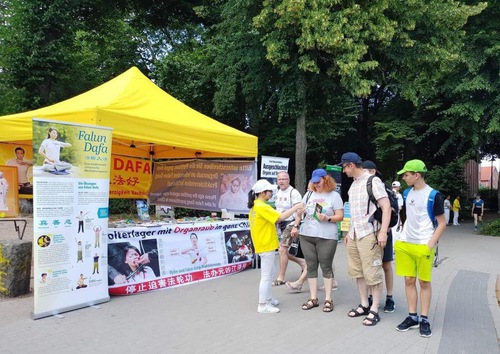 Image for article Almanya: İnsanlar Falun Dafa Uygulayıcılarına Yapılan Zulmün Bitmesi İçin Barışçıl Direnişi Desteklediler