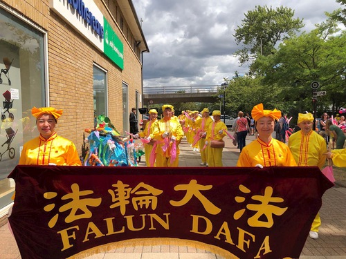 Image for article İngiltere: Falun Gong Uygulayıcıları Chelmsford Karnaval Geçit Törenine Katıldı