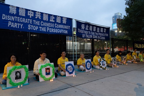 Image for article Chicago, ABD: Miting ve Mum Işığı Nöbetiyle ÇKP'nin 23 Yıldır Sürdürdüğü Zulüm Sırasında Ölen Falun Dafa Uygulayıcıları Anıldı