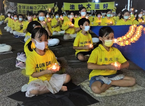 Image for article Pingtung, Tayvan: Mum Işığı Nöbetiyle Zulmün Sona Erdirilmesi Çağrısı
