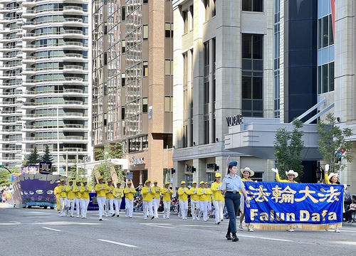 Image for article Kanada: Falun Dafa Uygulayıcıları Calgary Stampede Geçit Törenine Katıldı