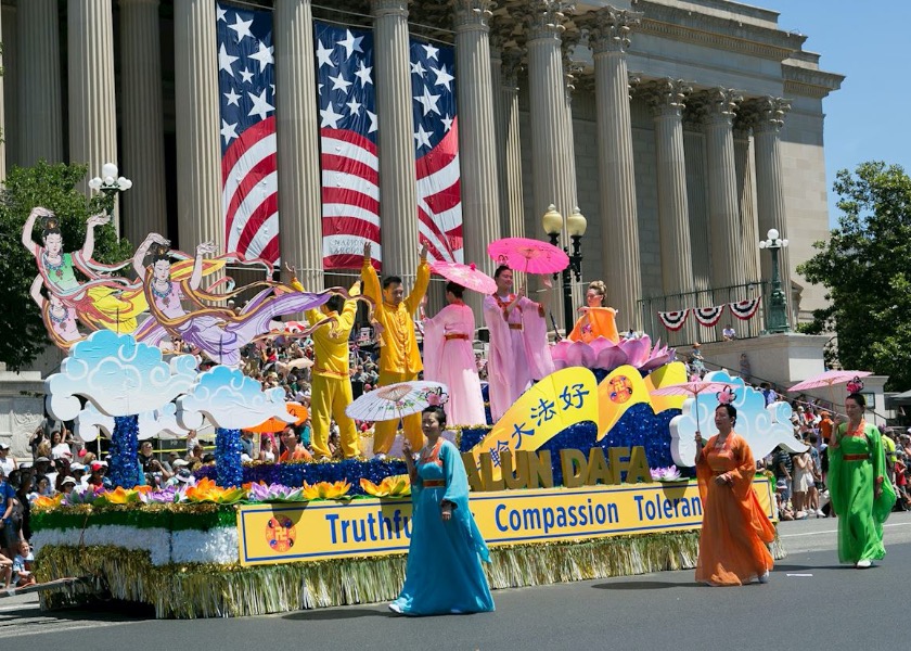 Image for article Washington D.C.: Falun Dafa Uygulayıcıları ABD Bağımsızlık Günü Geçit Töreninde İyi Karşılandı